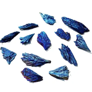 Elektroplattierte natürliche schwarze Turmalinkristalle in pfauenblauen Flammenfedern