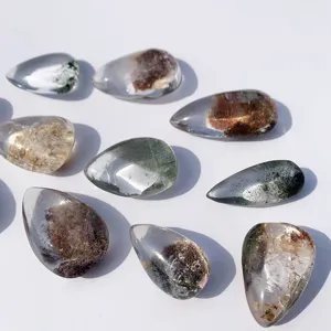 Natürliche Phantomquarz-Anhänger in Tropfenform mit einzigartigen Einschlüssen auf Weiß.