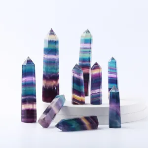 Vue détaillée de piliers hexagonaux en fluorite arc-en-ciel naturelle aux couleurs