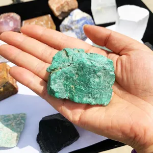 Pierre brute de spécimen minéral de cristal vert naturel pour enseignement et déco.