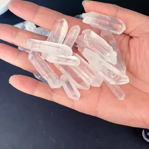 Main tenant des pointes de quartz clair montrant la transparence du cristal