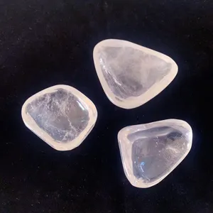 Gros plan de trois bols en cristal de roche naturel et irrégulier sur un fond noir uni