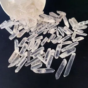 Gros plan montrant la transparence et la texture des pointes de quartz clair poli naturel