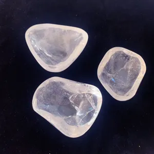 Détail de trois bols en cristal de quartz naturel irréguliers pour le nettoyage des bijoux