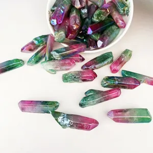 Détail macro de pointes de cristal de quartz bicolores galvanisées magenta et vertes