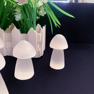 Dettaglio di funghi intagliati in selenite del Marocco traslucida per decoro