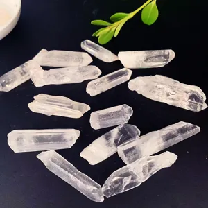 Vue détaillée de pointes de cristal de quartz blanc naturel poli sur fond sombre