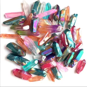 Gros plan de pointes de quartz naturel galvanisé irisé pour la décoration en cristal.