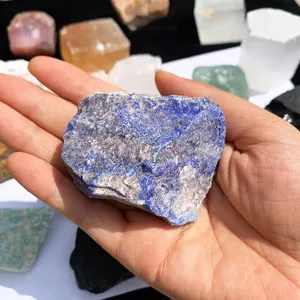 Pierre brute de cristal brut de lapis-lazuli naturel pour spécimen d'éducation de décoration.