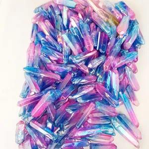 Vue rapprochée de pointes de cristal de quartz bicolores électroplaquées violet et bleu.