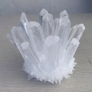 Esemplare di grappolo di cristallo bianco naturale con punte prismatiche su legno