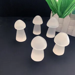 Vista ravvicinata di piccole sculture di cristallo di selenite naturale a forma di fungo
