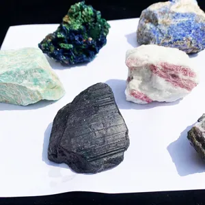 Ensemble de spécimens de cristaux bruts naturels, pierres précieuses pour géologie et déco.