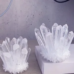 Cluster di cristalli di quarzo bianco naturale con punte affilate per decorazioni per casa