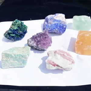 Beau lot de pierres brutes de cristal naturel spécimens minéraux pour l'étude géologique.