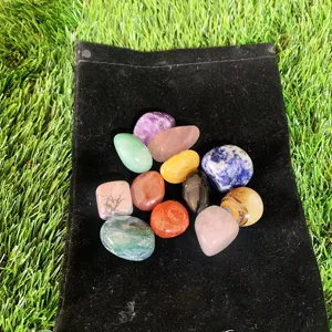 Pierres de cristal naturel polies sur pochette en velours noir pour décoration