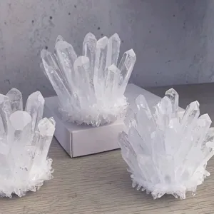 Primo piano di cluster di cristallo bianco naturale per decorazioni casa e minerali curativi