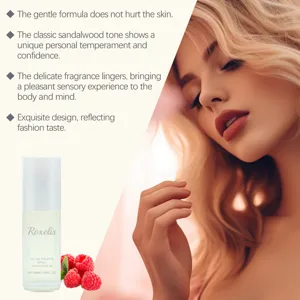 Λεπτομέρεια Roxelis σανταλόξυλο eau de toilette 50ml με κομψό ξανθό γυναικείο μοντέλο