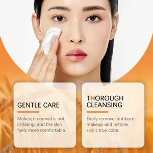 Mannequin asiatique utilisant un coton démaquillant doux à l'extrait de riz