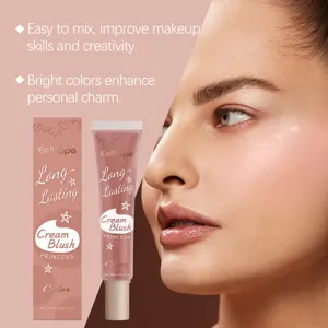 Detalle de la aplicación de rubor en crema natural para un brillo de larga duración
