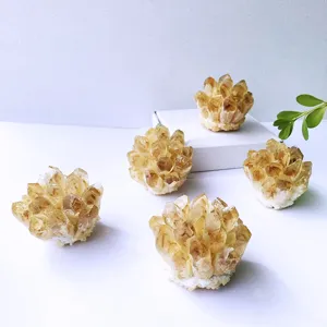 Dettaglio macro di grappoli di cristallo di citrina naturale con sfaccettature gialle
