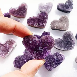 Primo piano di grappolo di ametista a forma di cuore con punte di cristallo viola.