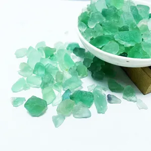 Nahaufnahme von grünen Fluorit-Natursteinen für Aromatherapie und Aquariendekoration