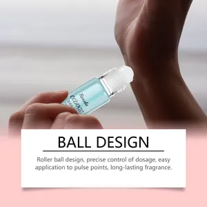 Makroansicht eines klaren Rollerball-Parfüms, das auf einen Handgelenkpunkt aufgetragen wird.