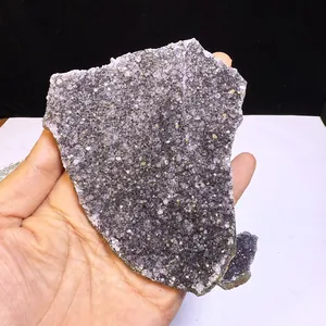 Vista macro dettagliata di una fetta di grappolo di cristallo di ametista dell'Uruguay
