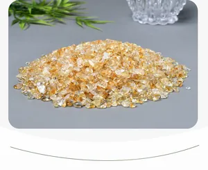 Macro-weergave van natuurlijk citrien kristalgrind op een neutrale grijze ondergrond