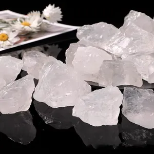 Detaillierte Makroansicht natürlicher weißer Quarz-Rohsteine für die Aromatherapie zu Hause