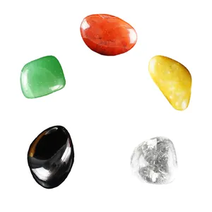 Set aus fünf natürlichen polierten Steinen für Feng Shui Haus- und Bürodekoration