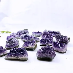 Racimos de amatista natural de Uruguay que muestran diversas formas y texturas de cristal