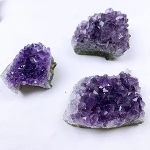 Vista macro detallada de tres racimos de cristales de amatista natural de Uruguay púrpura oscuro