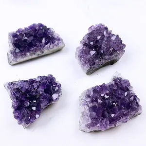 Detalle macro de cúmulos de amatista natural de Uruguay con puntas de cristal púrpura