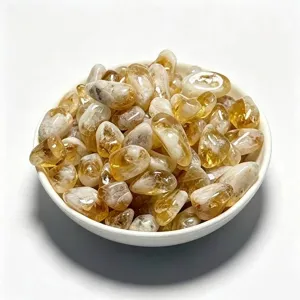 Piedras rodadas de cristal de citrino natural de Brasil en un cuenco de cerámica blanca