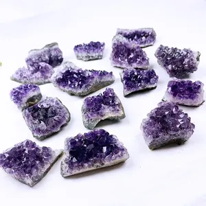 Primer plano de racimos de cristales de amatista natural de Uruguay con druzy púrpura