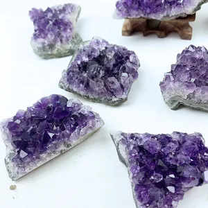 Primer plano de racimos de cristales de amatista natural de Uruguay en varias formas
