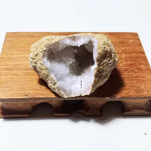 Nahaufnahme einer natürlichen hohlen Achatgeode mit weißen funkelnden Kristallen
