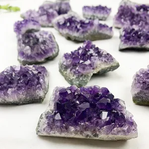 Primer plano de racimos de amatista natural de Uruguay con facetas de cristal violeta