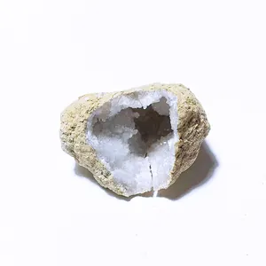 Natürliche hohle Achat-Kristall-Geode, Mini-Schatzbecken, Mineralienprobe auf weißem Grund.