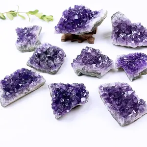 Cúmulos de cristales de amatista natural de Uruguay en varios tamaños sobre fondo blanco puro