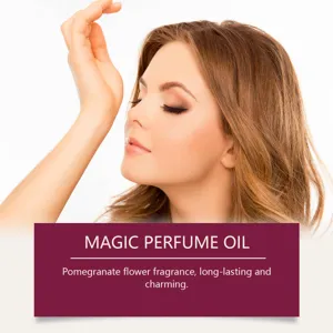 Primo piano di una donna che annusa il polso con olio profumato al fiore di melograno.