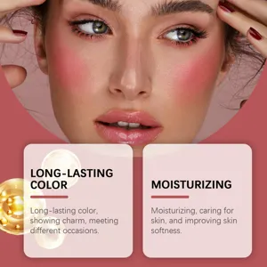 Primer plano del stick de maquillaje 3 en 1 que muestra el rubor rosa y el efecto hidratante.