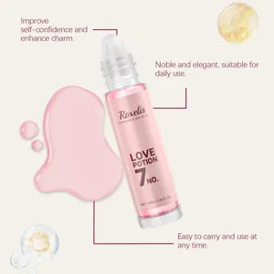 Dettaglio della boccetta di profumo roll-on rosa Roxelis con texture liquida.