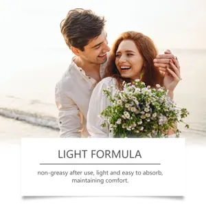 Coppia romantica su una spiaggia soleggiata che illustra la formula profumata leggera.