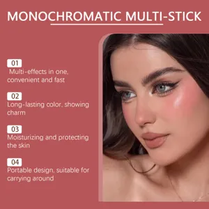 Vista detallada que muestra la aplicación suave del maquillaje multiuso monocromático.