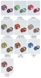 Detalle de varias cajas de regalo de velas aromáticas con coloridos patrones de mandala