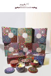 Varietà di candele profumate in barattoli decorativi colorati con scatole regalo mandala