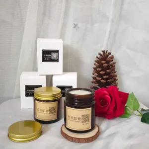 Vista detallada de velas aromáticas de cera de soja en frascos de vidrio ámbar y cajas